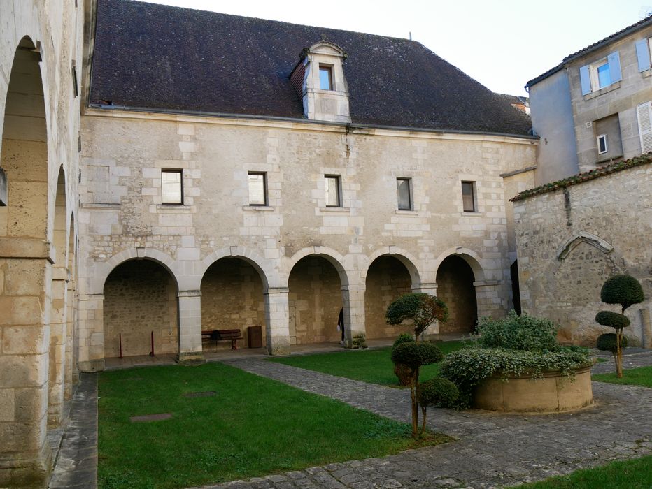 ancien cloître, aile sud, façade nord