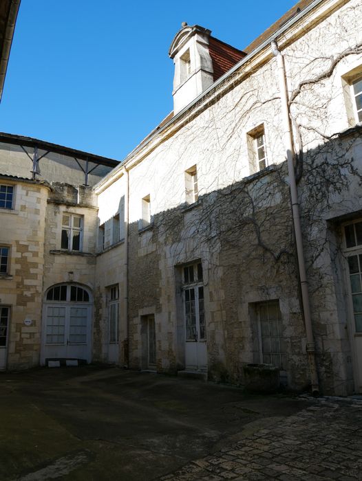 bâtiment sud, façade sud, vue partielle