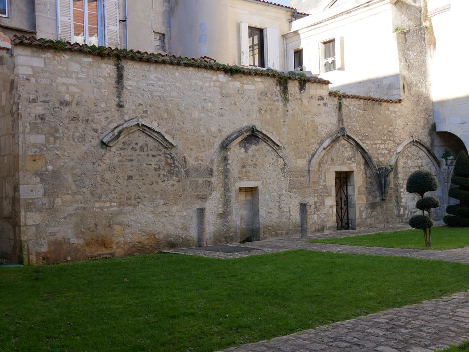 ancien cloître, vestiges de la galerie ouest