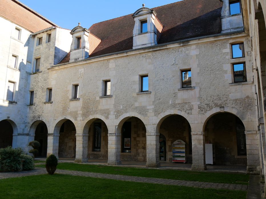 ancien cloître, est