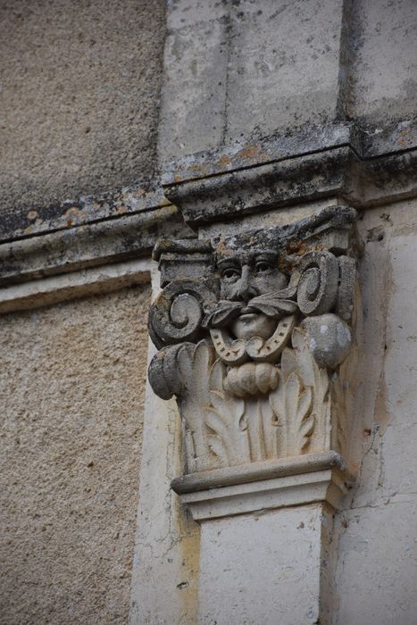 façade sur cour, détail décoratif