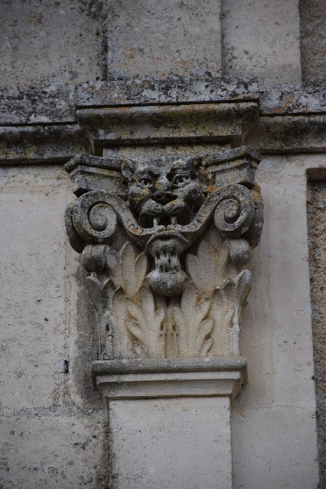 façade sur cour, détail décoratif