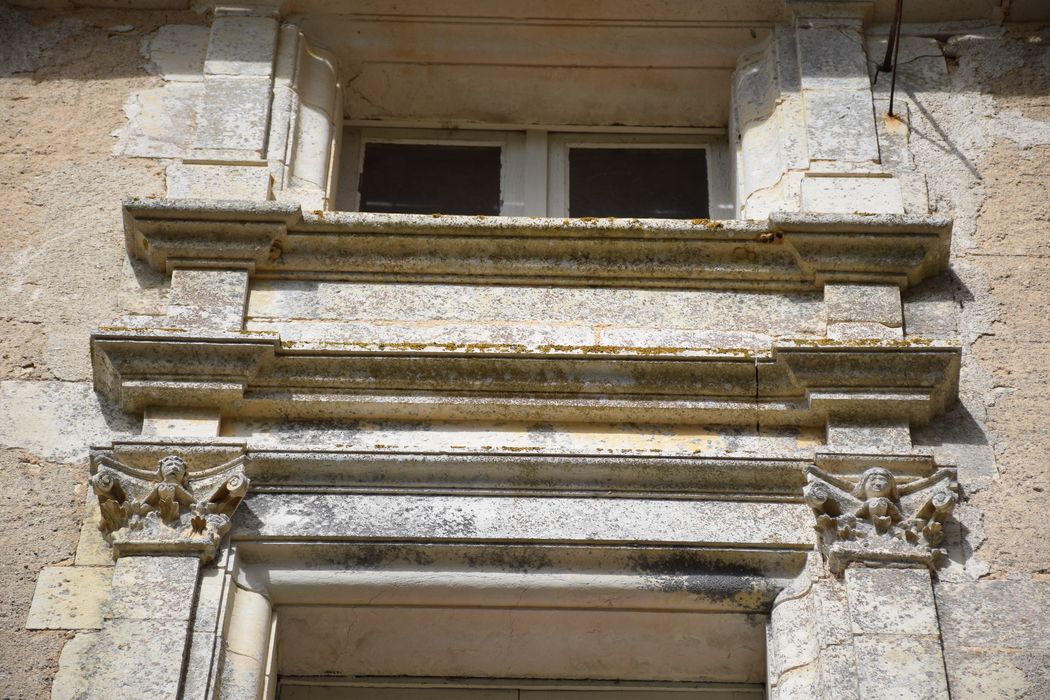 aile nord, façade sud-est, détail d’un encadrement de fenêtre