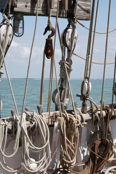 bateau de plaisance : ketch aurique de grande croisière, ex-harenguier (588807 H) dit Notre-Dame-des-Flots