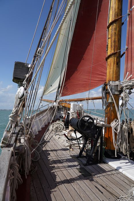 bateau de plaisance : ketch aurique de grande croisière, ex-harenguier (588807 H) dit Notre-Dame-des-Flots