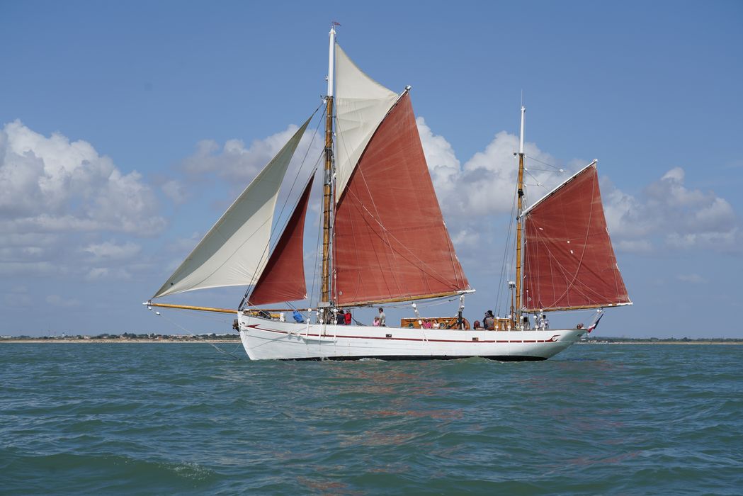 bateau de plaisance : ketch aurique de grande croisière, ex-harenguier (588807 H) dit Notre-Dame-des-Flots