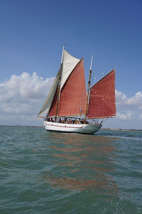 bateau de plaisance : ketch aurique de grande croisière, ex-harenguier (588807 H) dit Notre-Dame-des-Flots