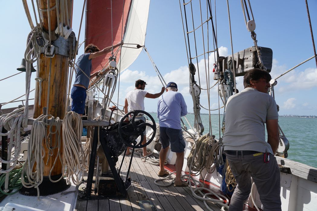 bateau de plaisance : ketch aurique de grande croisière, ex-harenguier (588807 H) dit Notre-Dame-des-Flots