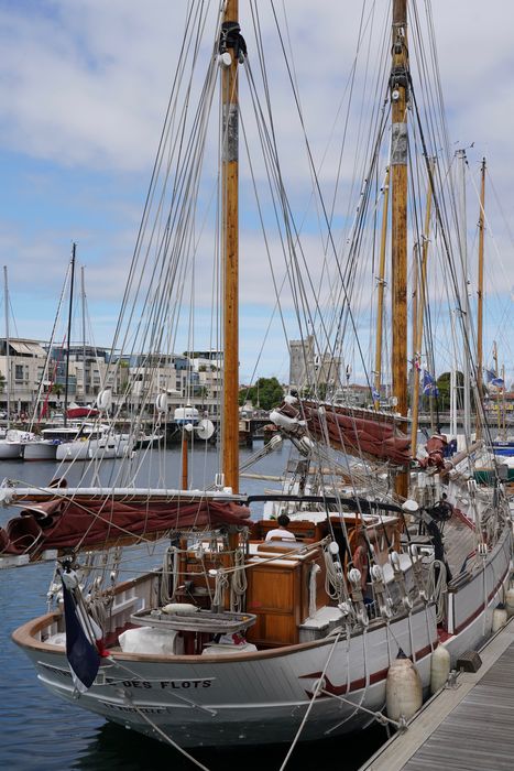 bateau de plaisance : ketch aurique de grande croisière, ex-harenguier (588807 H) dit Notre-Dame-des-Flots