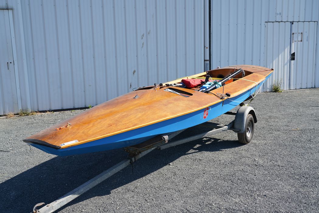 bateau de plaisance : Blue Dog, dériveur léger de type Fireball bleu