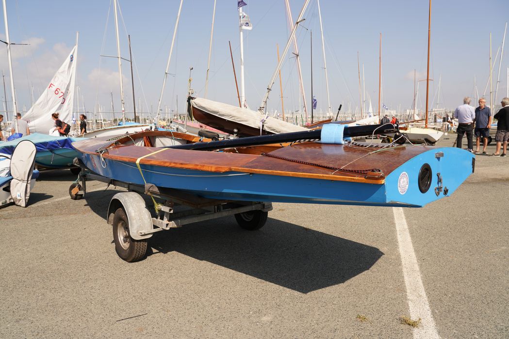 bateau de plaisance : Blue Dog, dériveur léger de type Fireball bleu