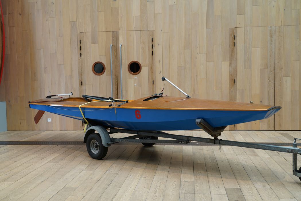 bateau de plaisance : Blue Dog, dériveur léger de type Fireball bleu