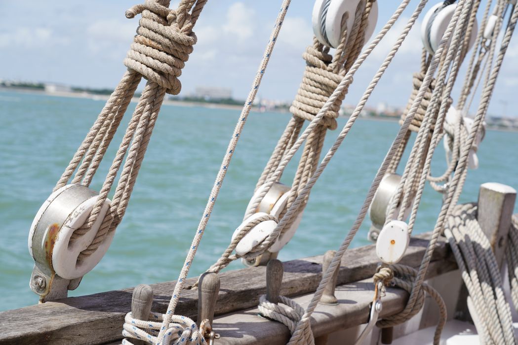 bateau de plaisance : ketch aurique de grande croisière, ex-harenguier (588807 H) dit Notre-Dame-des-Flots