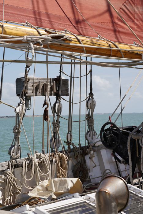 bateau de plaisance : ketch aurique de grande croisière, ex-harenguier (588807 H) dit Notre-Dame-des-Flots