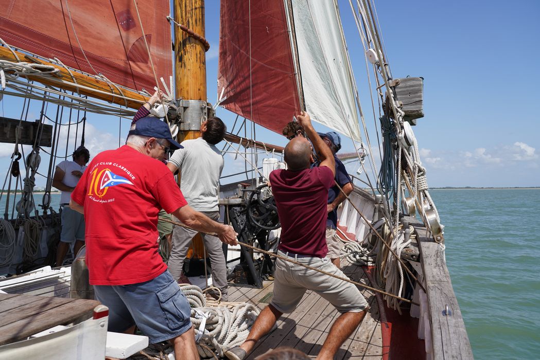 bateau de plaisance : ketch aurique de grande croisière, ex-harenguier (588807 H) dit Notre-Dame-des-Flots
