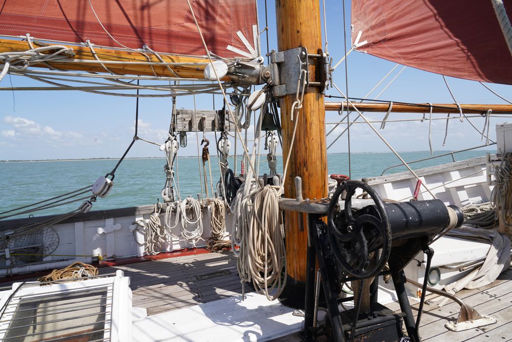 bateau de plaisance : ketch aurique de grande croisière, ex-harenguier (588807 H) dit Notre-Dame-des-Flots