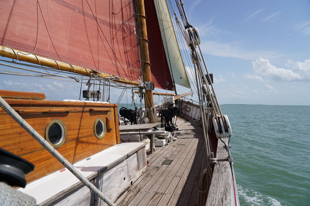 bateau de plaisance : ketch aurique de grande croisière, ex-harenguier (588807 H) dit Notre-Dame-des-Flots