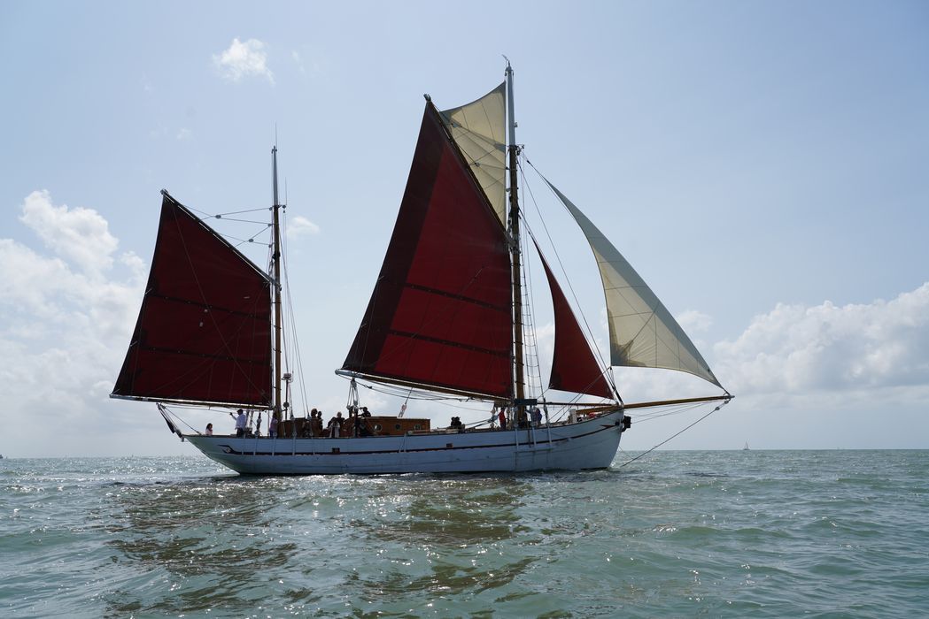 bateau de plaisance : ketch aurique de grande croisière, ex-harenguier (588807 H) dit Notre-Dame-des-Flots