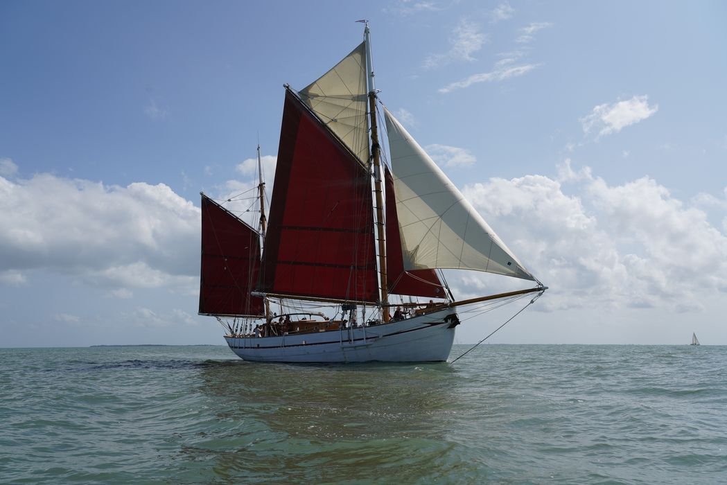 bateau de plaisance : ketch aurique de grande croisière, ex-harenguier (588807 H) dit Notre-Dame-des-Flots