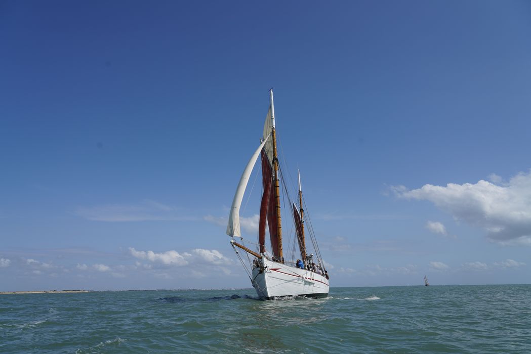 bateau de plaisance : ketch aurique de grande croisière, ex-harenguier (588807 H) dit Notre-Dame-des-Flots