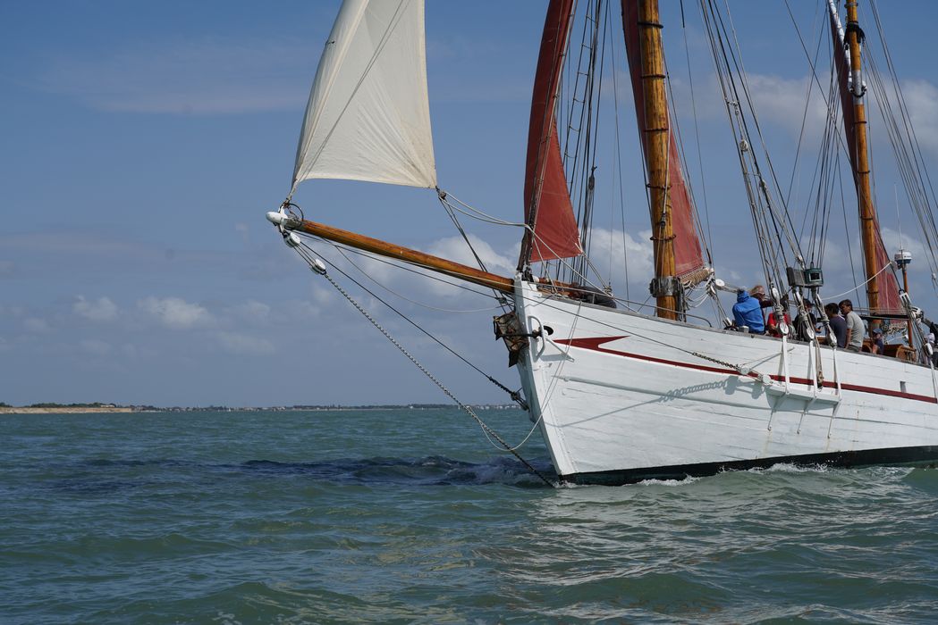bateau de plaisance : ketch aurique de grande croisière, ex-harenguier (588807 H) dit Notre-Dame-des-Flots