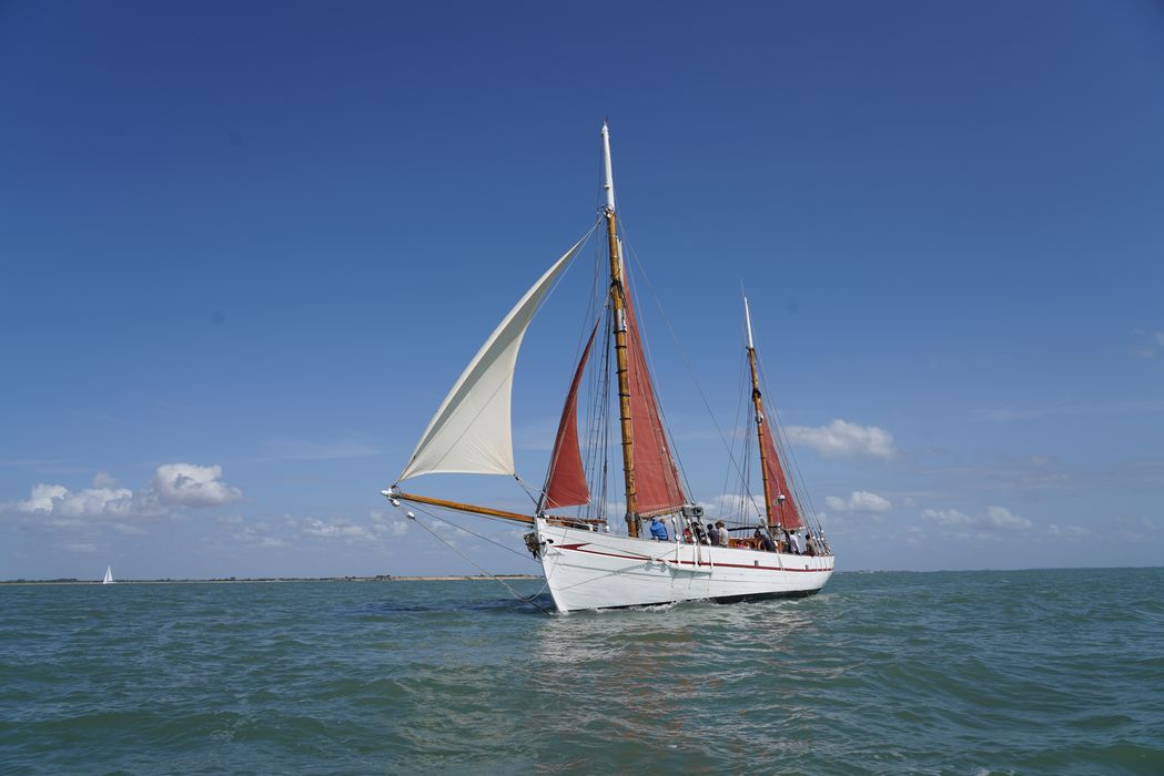 bateau de plaisance : ketch aurique de grande croisière, ex-harenguier (588807 H) dit Notre-Dame-des-Flots