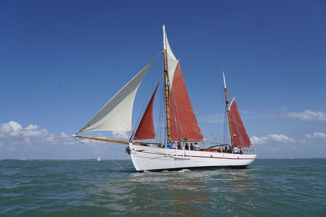 bateau de plaisance : ketch aurique de grande croisière, ex-harenguier (588807 H) dit Notre-Dame-des-Flots