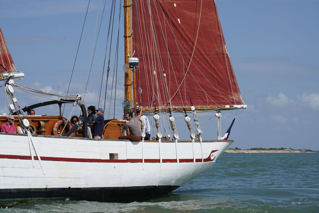 bateau de plaisance : ketch aurique de grande croisière, ex-harenguier (588807 H) dit Notre-Dame-des-Flots
