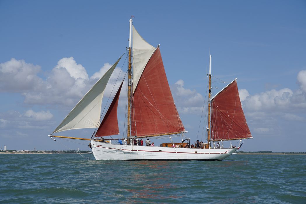 bateau de plaisance : ketch aurique de grande croisière, ex-harenguier (588807 H) dit Notre-Dame-des-Flots