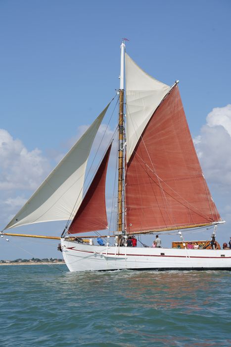 bateau de plaisance : ketch aurique de grande croisière, ex-harenguier (588807 H) dit Notre-Dame-des-Flots
