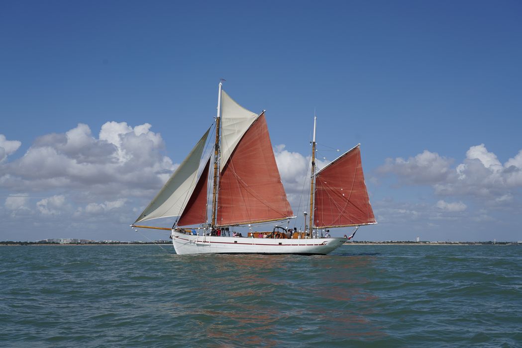 bateau de plaisance : ketch aurique de grande croisière, ex-harenguier (588807 H) dit Notre-Dame-des-Flots