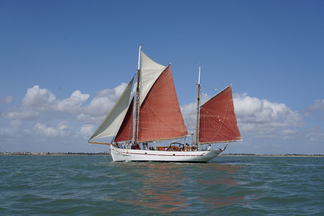 bateau de plaisance : ketch aurique de grande croisière, ex-harenguier (588807 H) dit Notre-Dame-des-Flots
