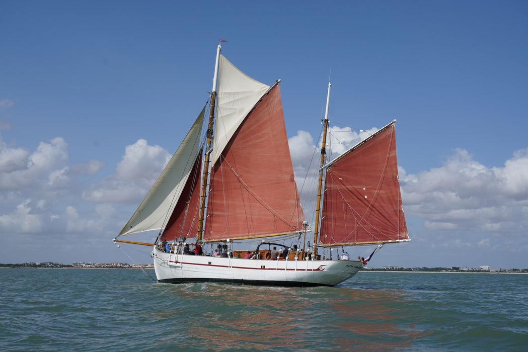 bateau de plaisance : ketch aurique de grande croisière, ex-harenguier (588807 H) dit Notre-Dame-des-Flots