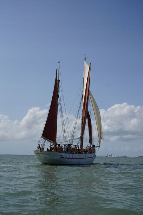 bateau de plaisance : ketch aurique de grande croisière, ex-harenguier (588807 H) dit Notre-Dame-des-Flots
