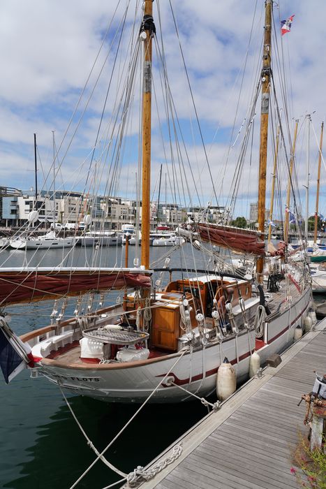 bateau de plaisance : ketch aurique de grande croisière, ex-harenguier (588807 H) dit Notre-Dame-des-Flots