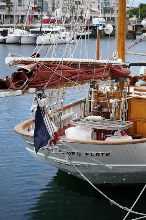 bateau de plaisance : ketch aurique de grande croisière, ex-harenguier (588807 H) dit Notre-Dame-des-Flots
