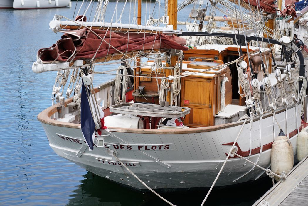 bateau de plaisance : ketch aurique de grande croisière, ex-harenguier (588807 H) dit Notre-Dame-des-Flots