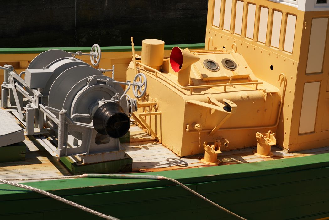 bateau de pêche au filet : chalutier pêche latérale dit Manuel Joël