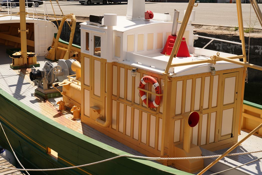 bateau de pêche au filet : chalutier pêche latérale dit Manuel Joël