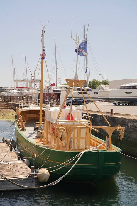 bateau de pêche au filet : chalutier pêche latérale dit Manuel Joël