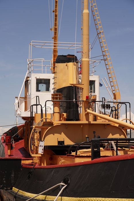 bateau de service : remorqueur portuaire et de haute mer dit Le Saint Gilles