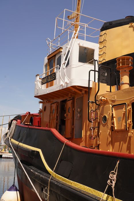bateau de service : remorqueur portuaire et de haute mer dit Le Saint Gilles