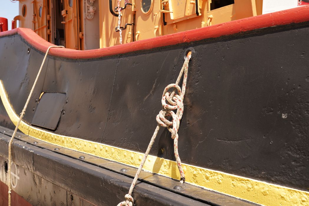 bateau de service : remorqueur portuaire et de haute mer dit Le Saint Gilles