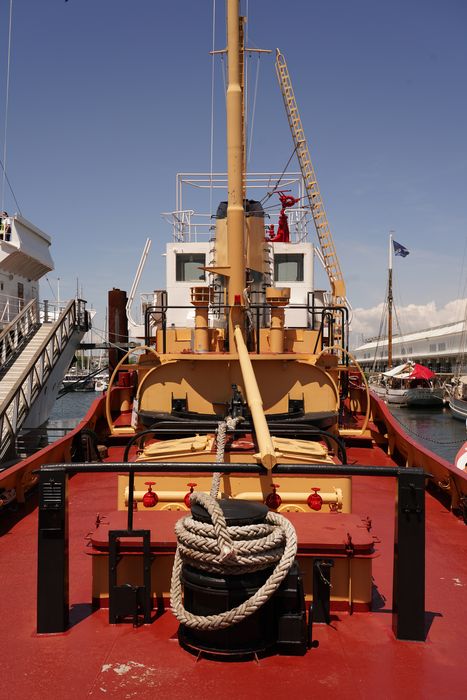 bateau de service : remorqueur portuaire et de haute mer dit Le Saint Gilles