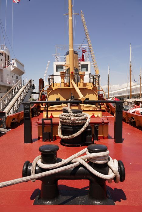 bateau de service : remorqueur portuaire et de haute mer dit Le Saint Gilles