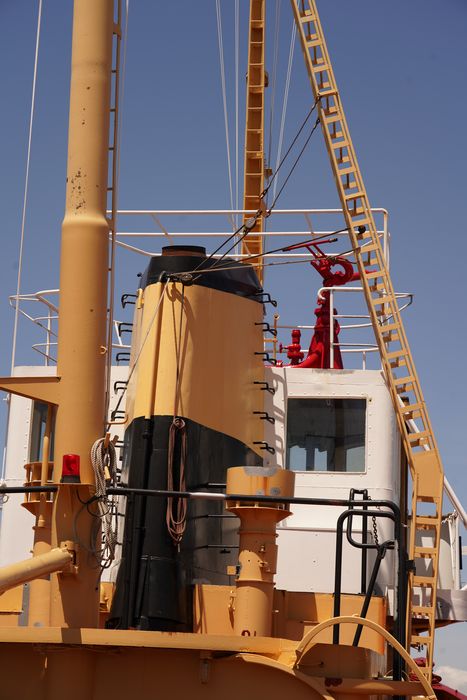 bateau de service : remorqueur portuaire et de haute mer dit Le Saint Gilles
