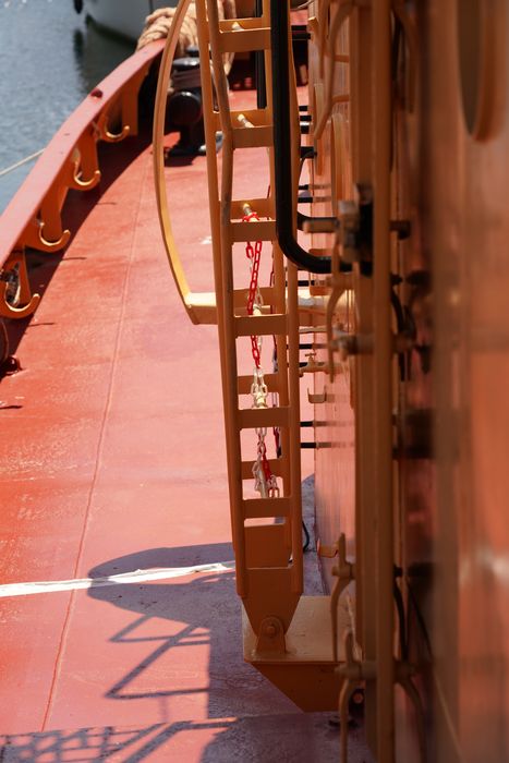 bateau de service : remorqueur portuaire et de haute mer dit Le Saint Gilles
