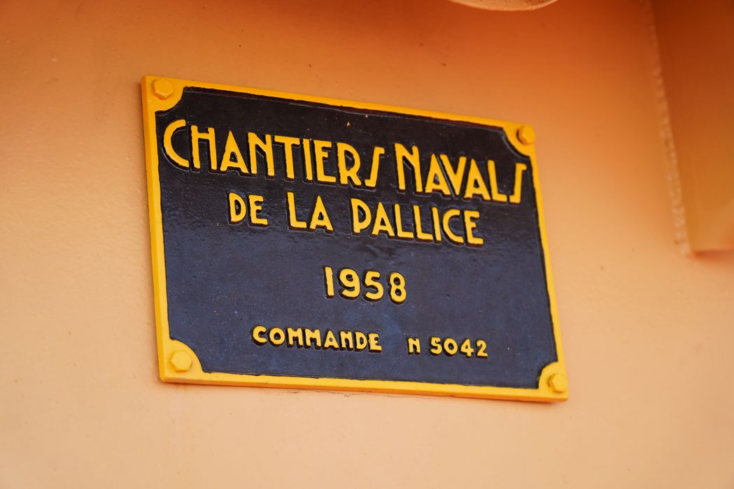 bateau de service : remorqueur portuaire et de haute mer dit Le Saint Gilles