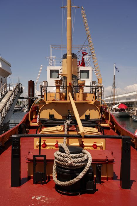 bateau de service : remorqueur portuaire et de haute mer dit Le Saint Gilles