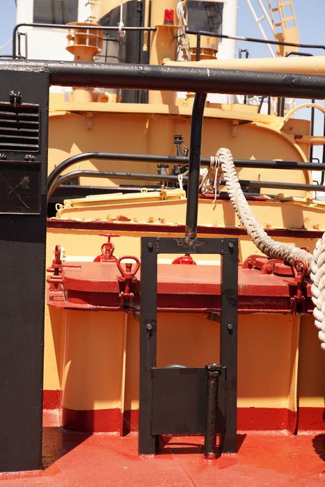 bateau de service : remorqueur portuaire et de haute mer dit Le Saint Gilles
